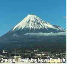 An ESL lesson on Overtourism  - Town to erect fence to stop Mount Fuji selfies